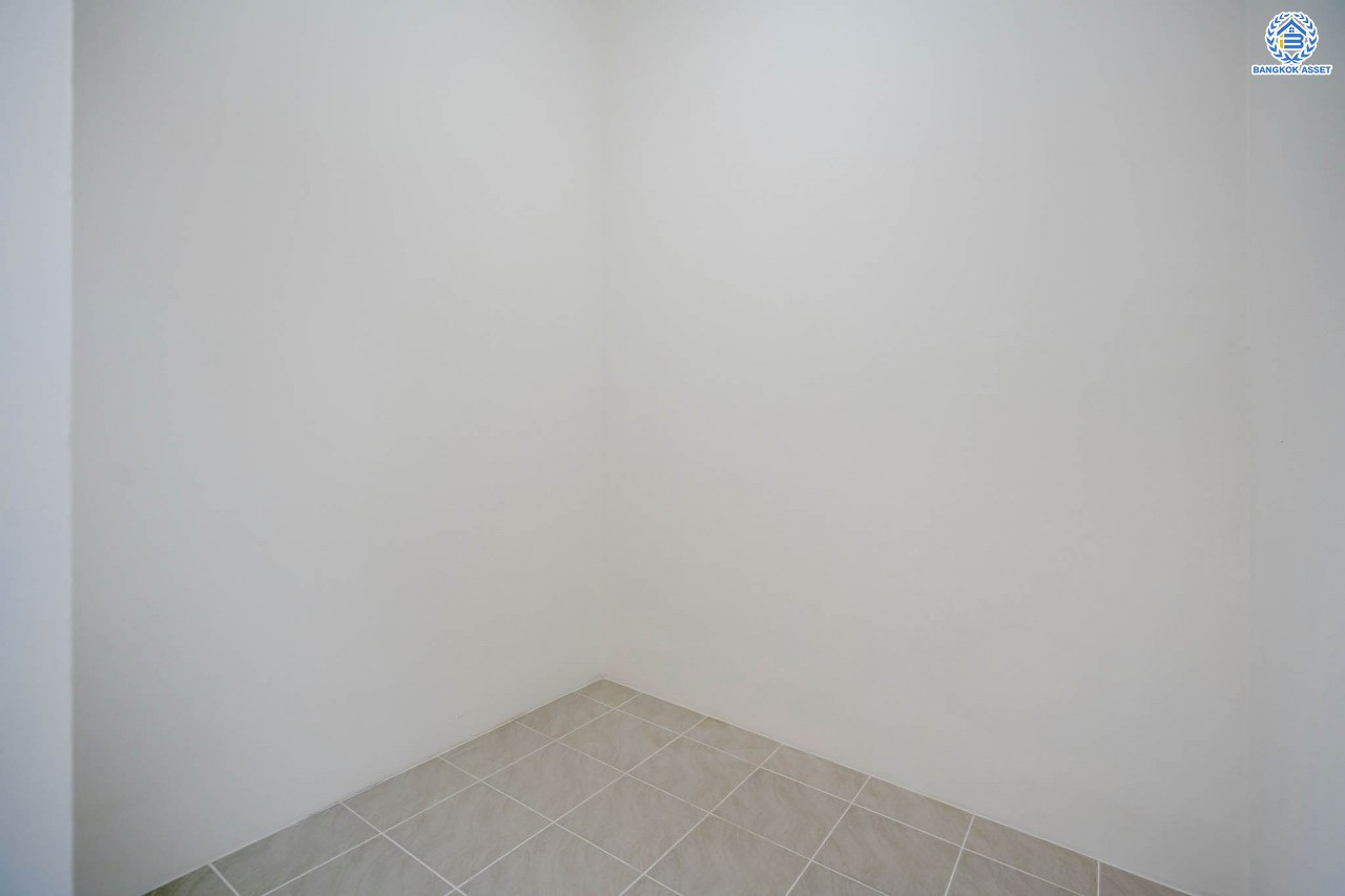 บ้านมือสองตกแต่งใหม่ โครงการ เพอร์เฟคมาสเตอร์พีซ รัตนาธิเบศร์ หลังใหญ่กว่า 91.4 ตร.ว. ฟังก์ชัน 3 ห้องนอน 5 ห้องน้ำ 1 ห้องแม่บ้าน จอดรถได้ 2 คัน พร้อมบรรยากาศโครงการสุด Luxury บนทำเลเชื่อมต่อทุกการเดินทาง ใกล้รถไฟฟ้าสายสีม่วง "สถานีไทรม้า" และจุดขึ้นทางด่วน "งามวงศ์วาน"